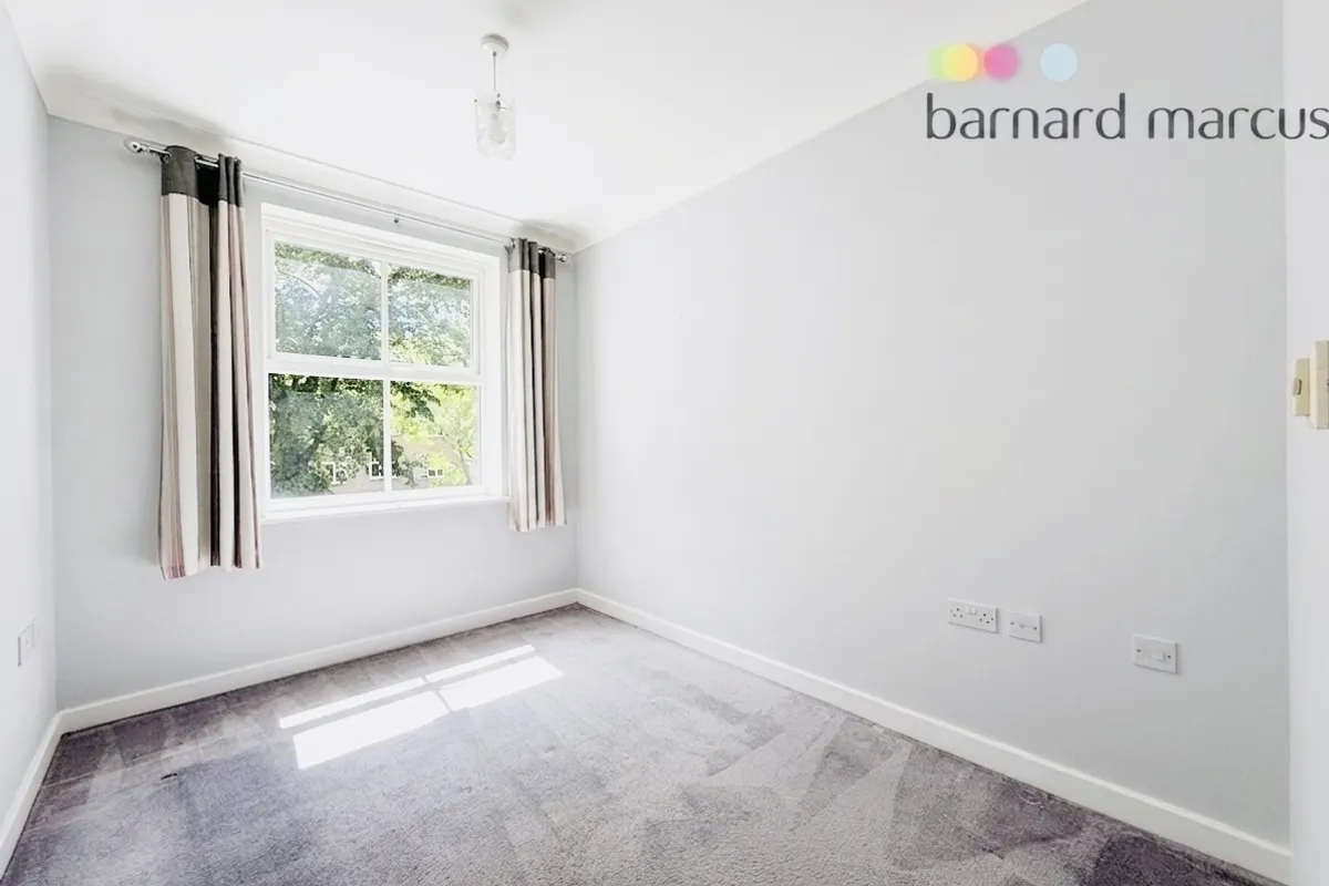 Flat Overton Road in Greater London
