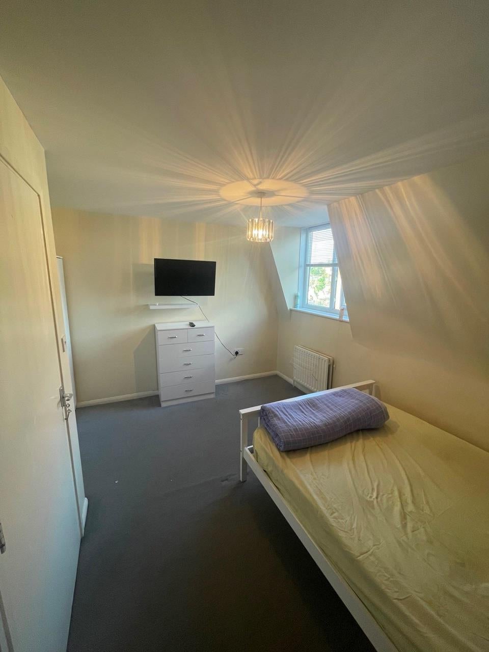 Room Major Close in Greater London