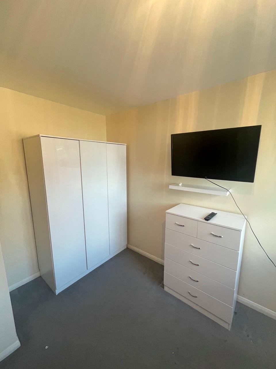 Room Major Close in Greater London