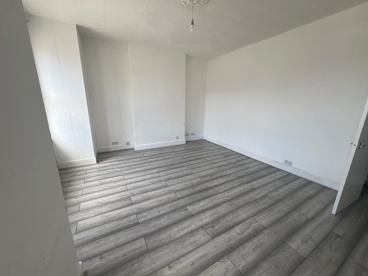 Flat Rosslyn Crescent in Greater London