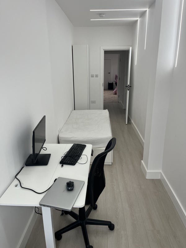 Room Iris Avenue in Greater London