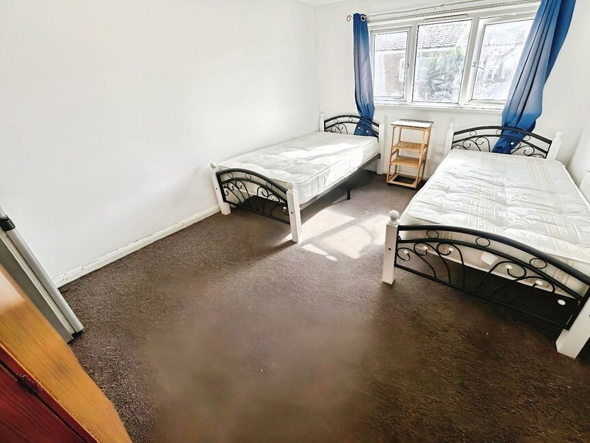 Flat Chesterton Road in Greater London