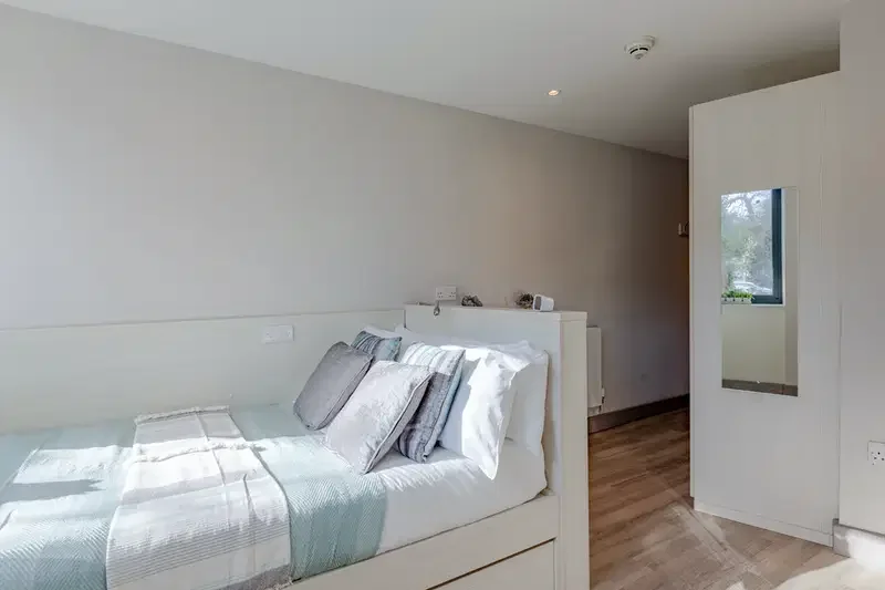 Room St Peters Road in Bournemouth