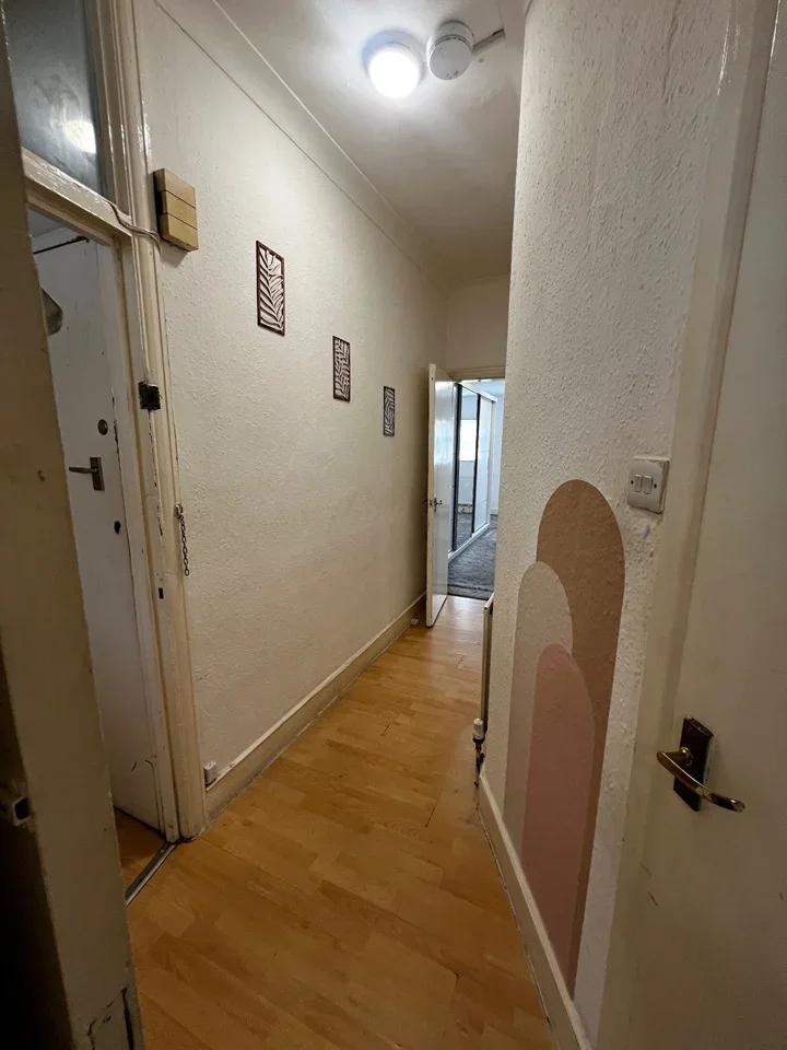 Flat Wallington Road in Greater London