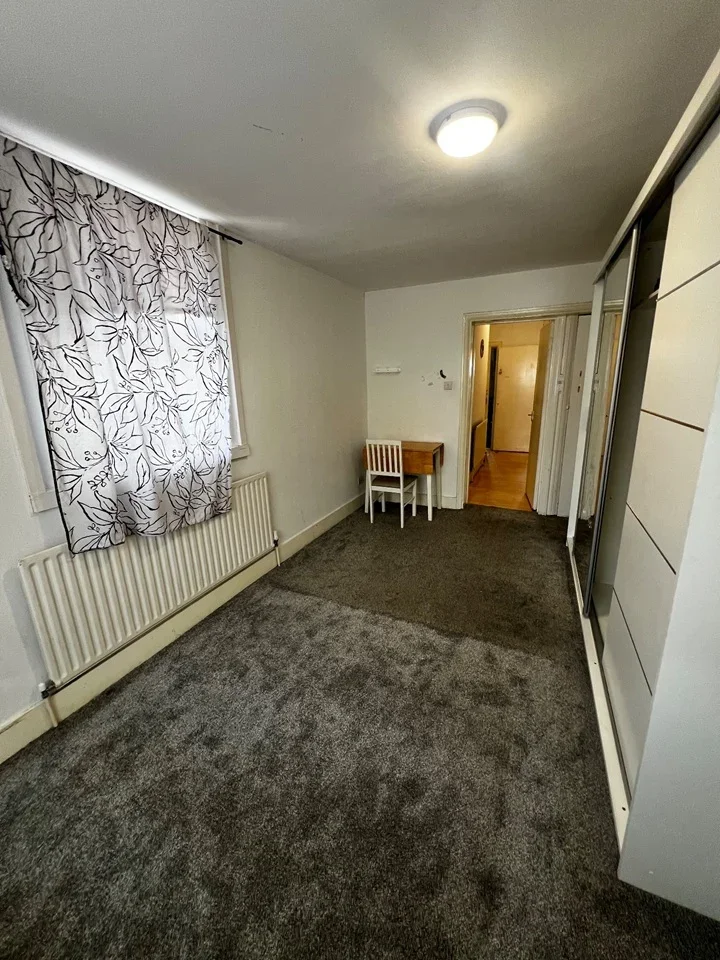 Flat Wallington Road in Greater London