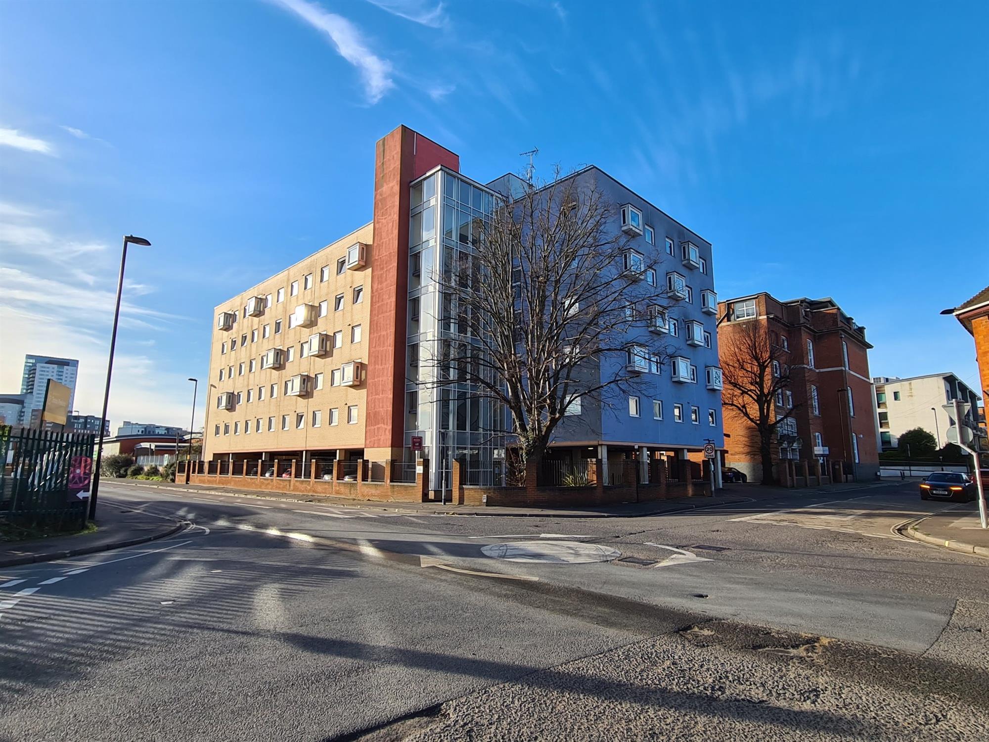 Flat Albert Road North in Southampton