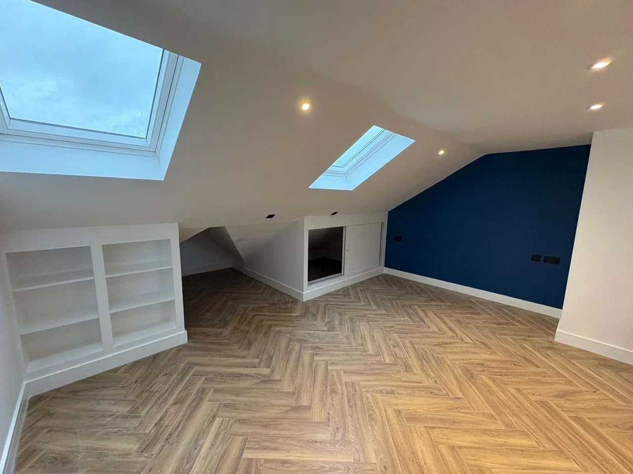 Flat Deacon Road in Greater London