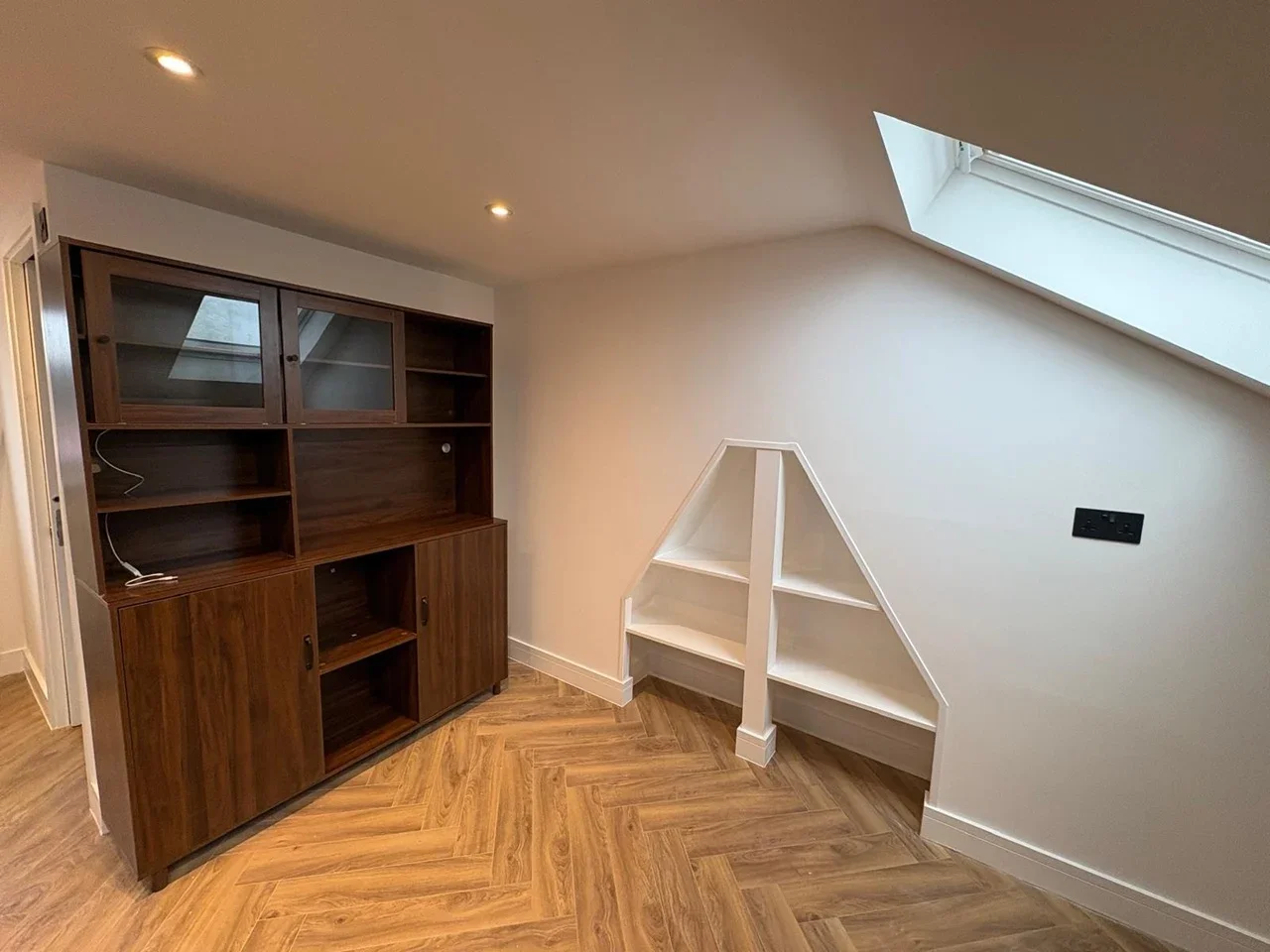 Flat Deacon Road in Greater London