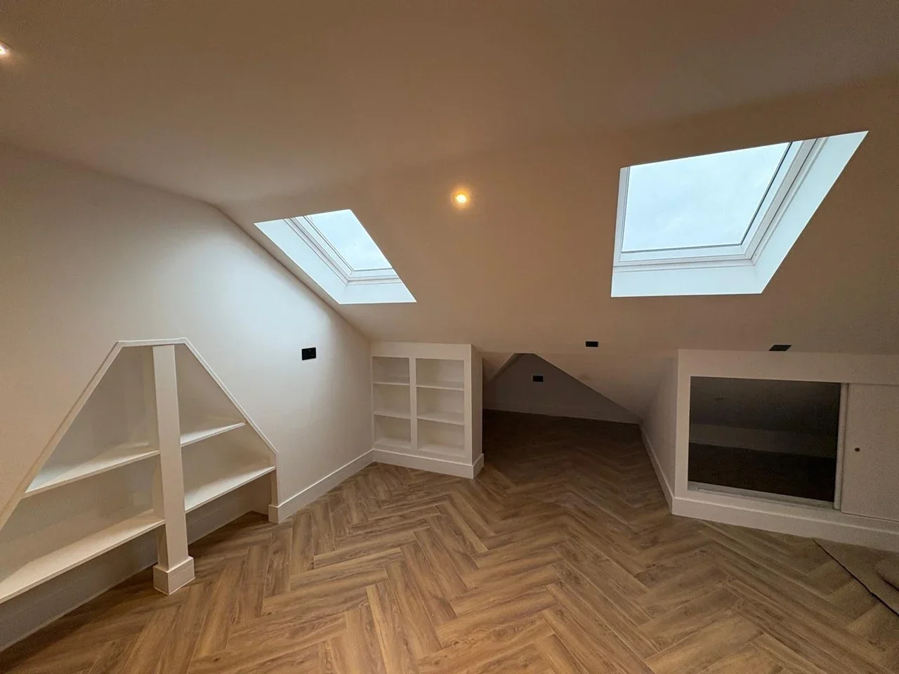 Flat Deacon Road in Greater London