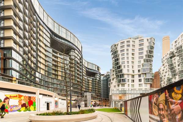 Flat Electric Boulevard in Greater London