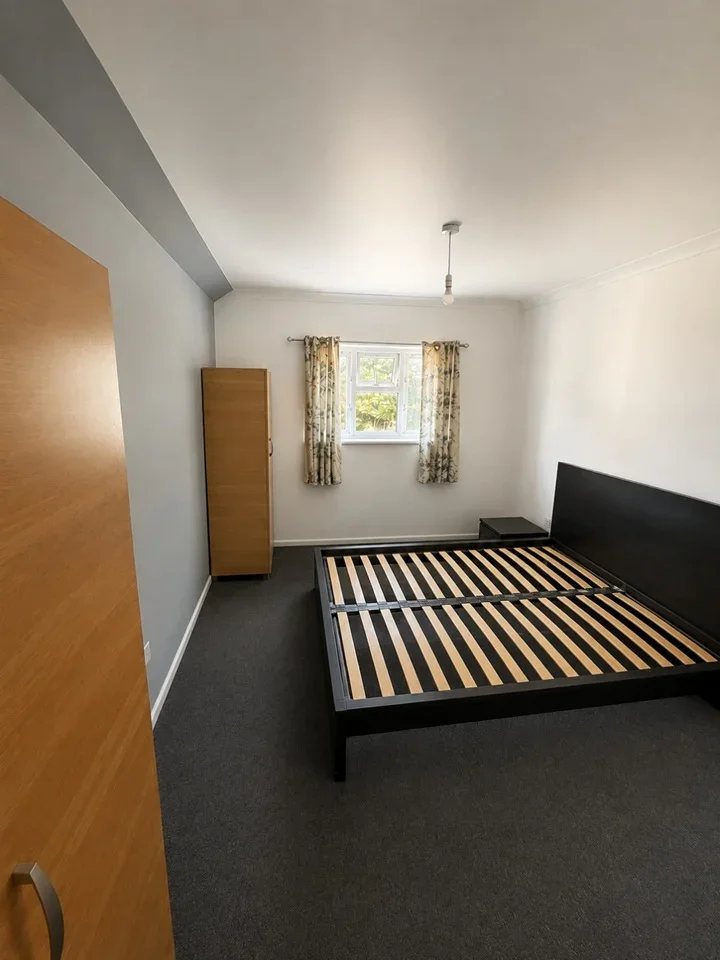 Flat Bastable Avenue in Greater London