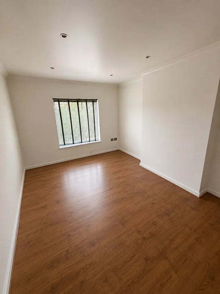 Flat Bastable Avenue in Greater London