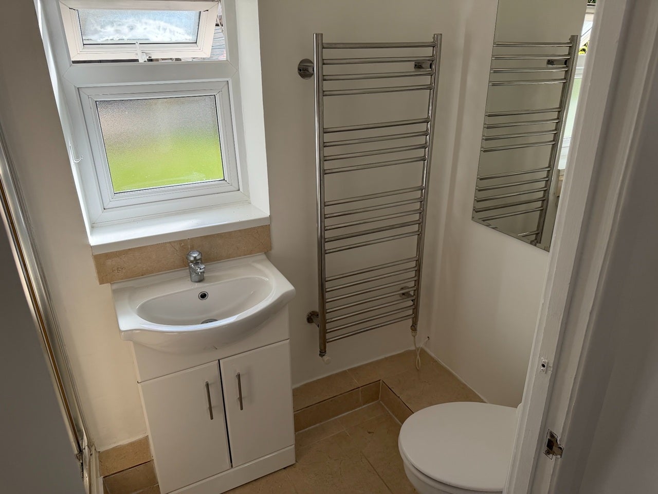Flat Cleveley Crescent in Greater London