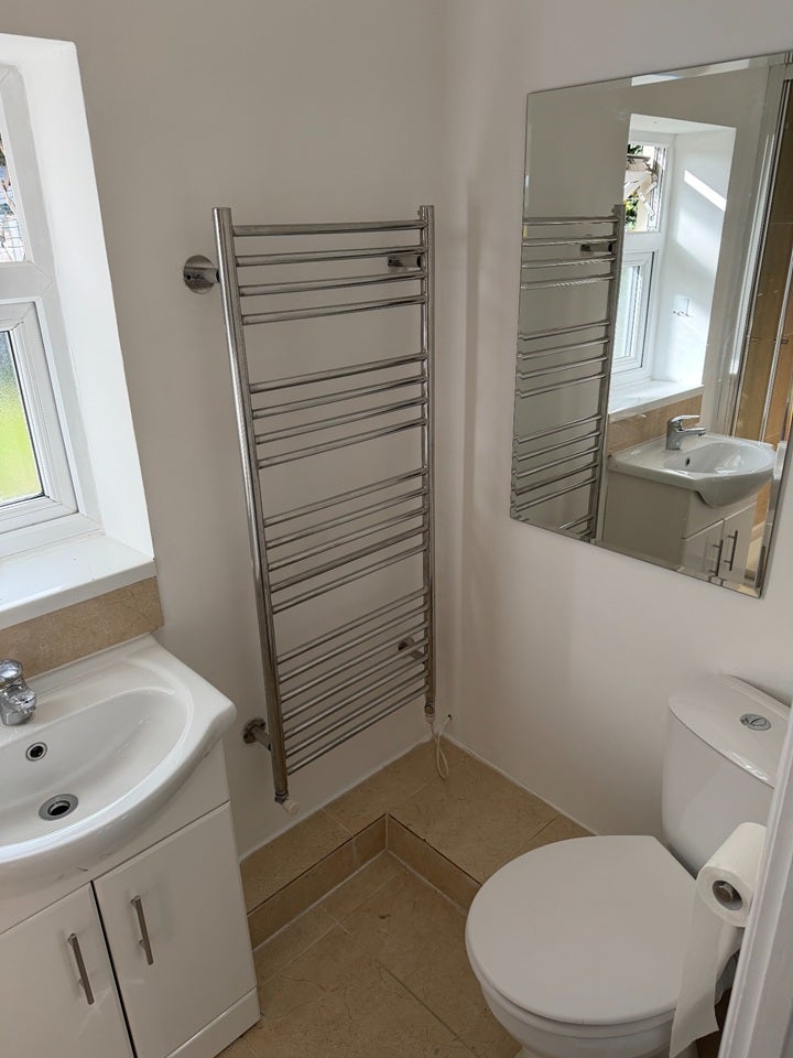 Flat Cleveley Crescent in Greater London
