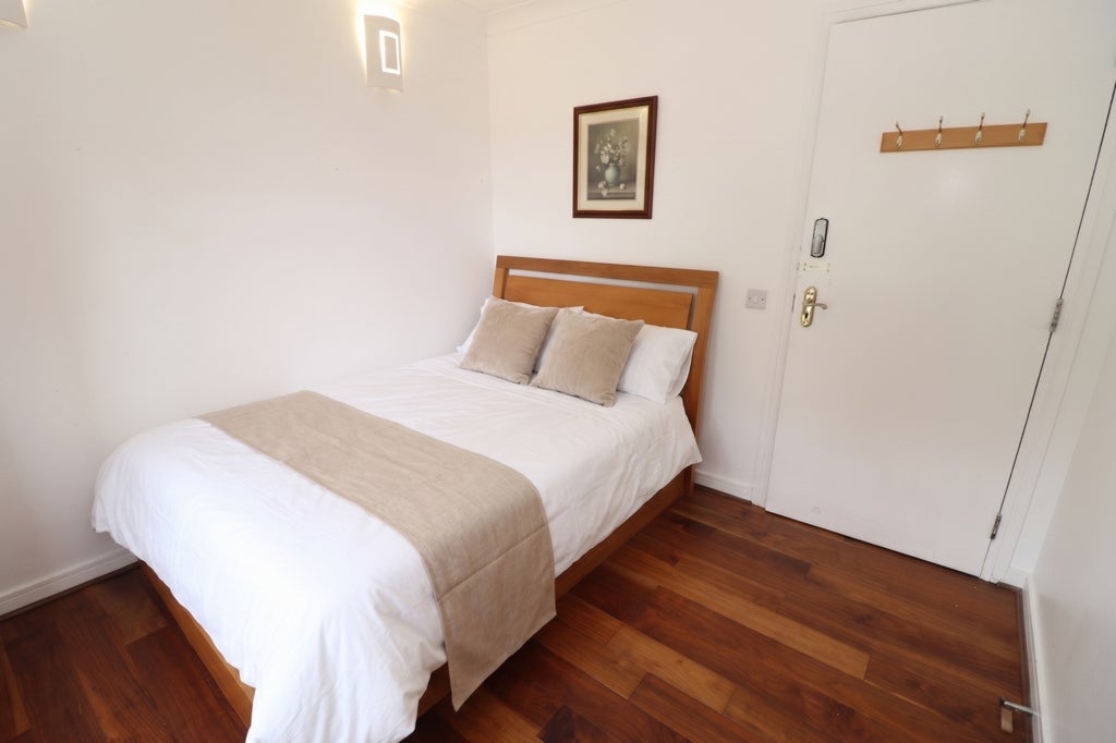 Room Globe Road in Greater London