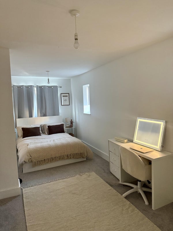 Room Ashbourne Road in Greater London