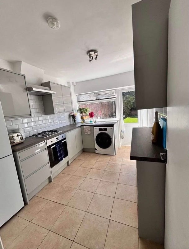Room Ashbourne Road in Greater London