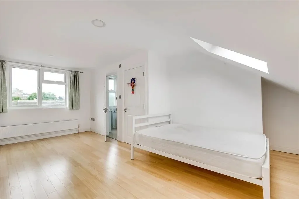 Flat Nursery Road in Greater London