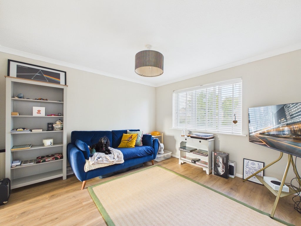 Flat Cedar Drive in Horsham