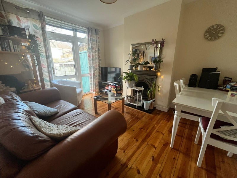 Room Raven Hill Road in Greater London