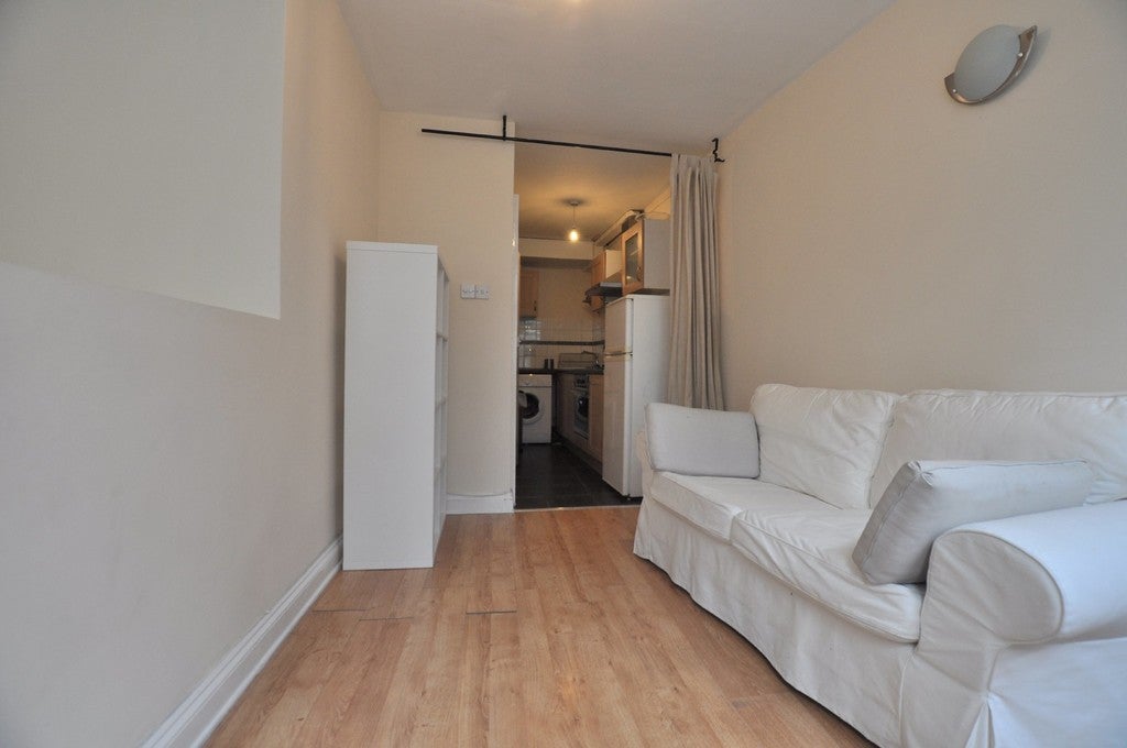 Flat Waterson Street in Greater London