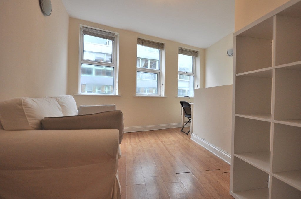 Flat Waterson Street in Greater London