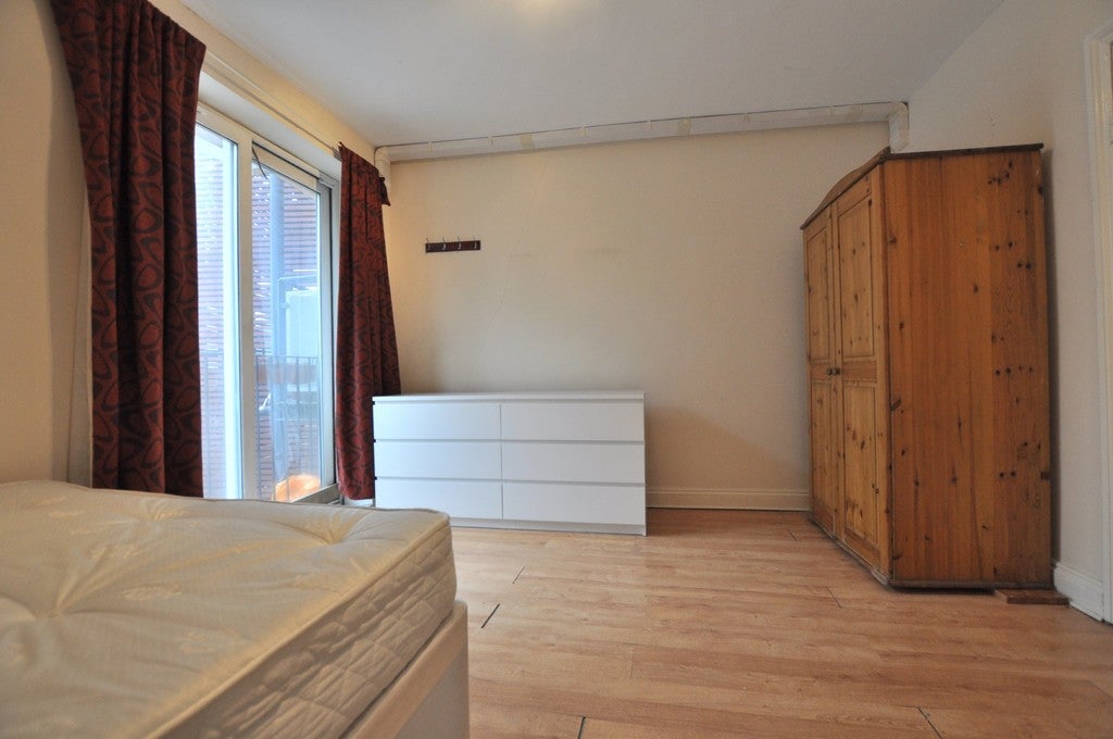 Flat Waterson Street in Greater London