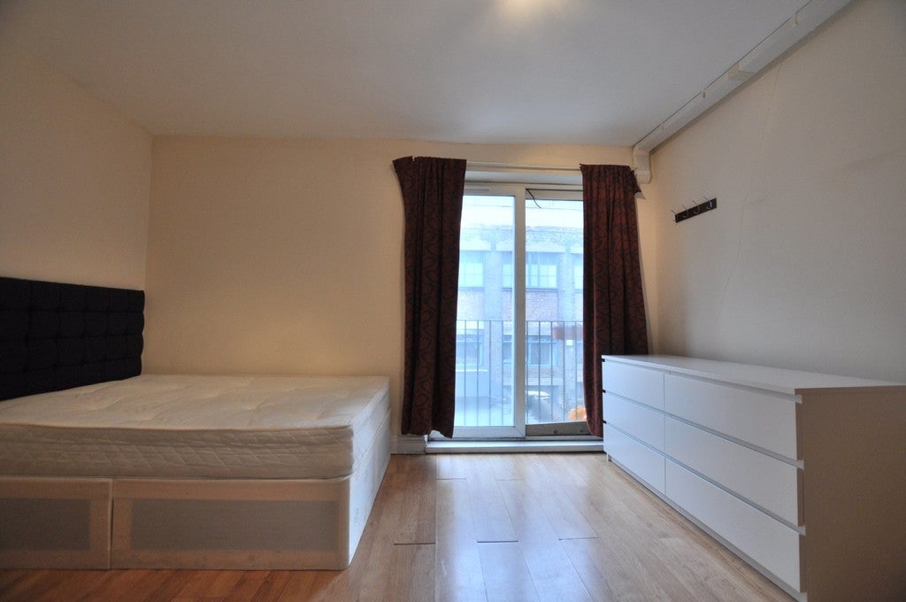 Flat Waterson Street in Greater London