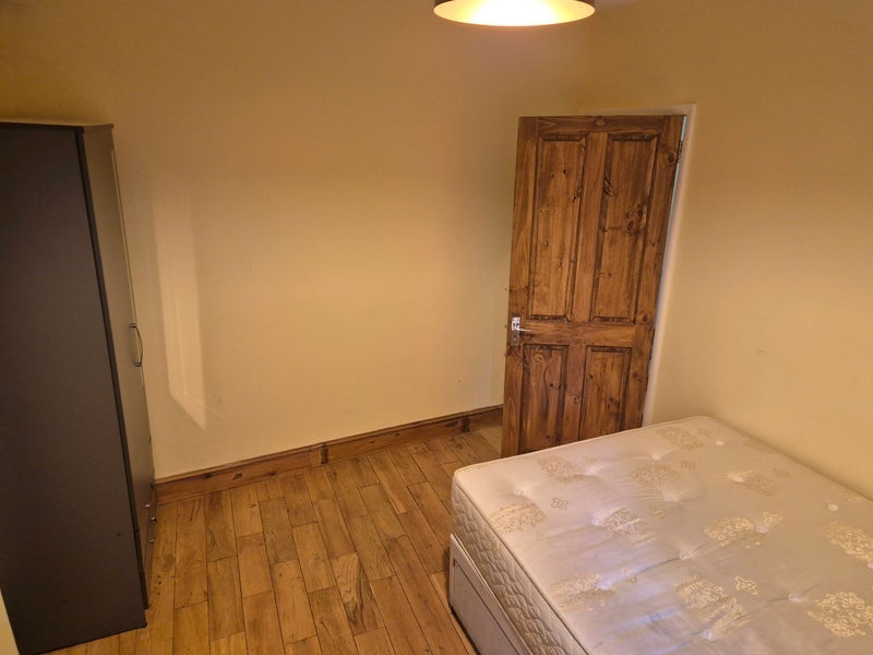 Room Ecclesbourne Road in Greater London