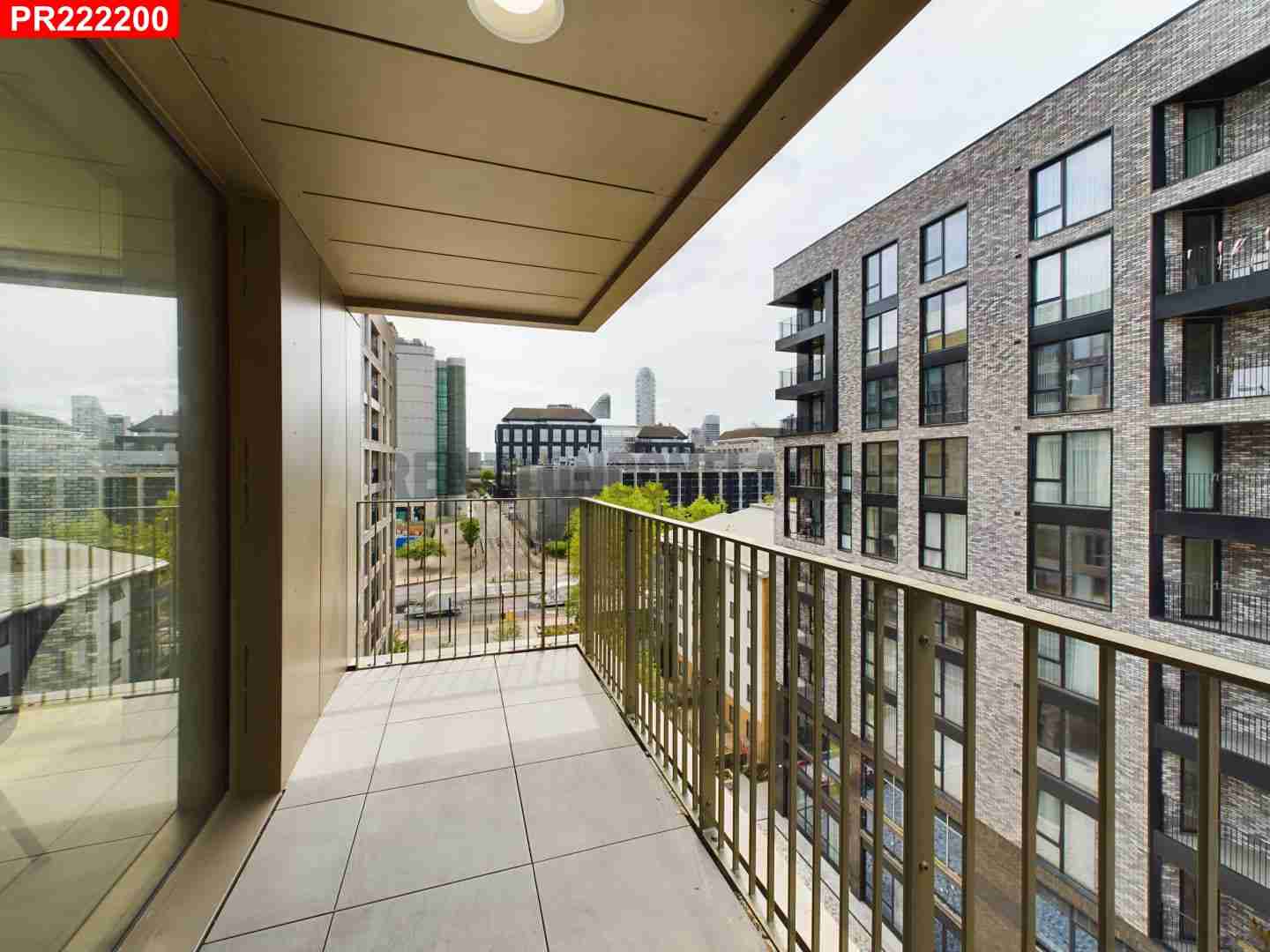 Flat New Village Avenue in Greater London