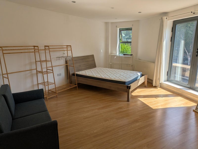 Room Eleanor Road in Greater London