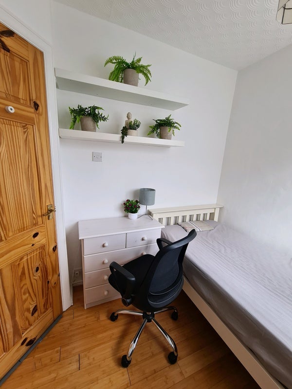 Room Landstead Road in Greater London