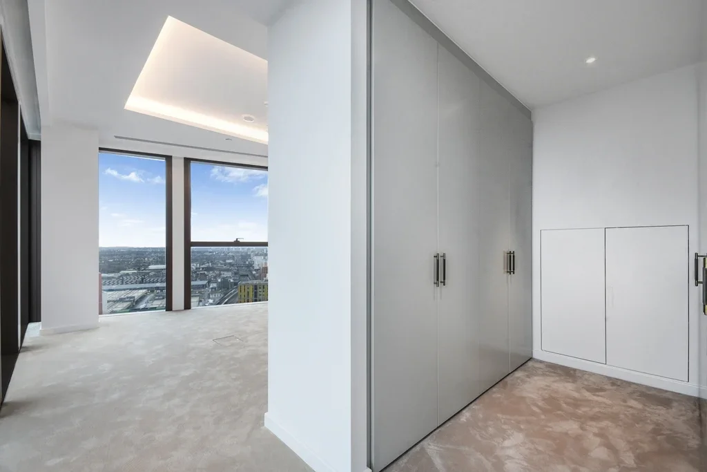 Flat Miles Street in Greater London