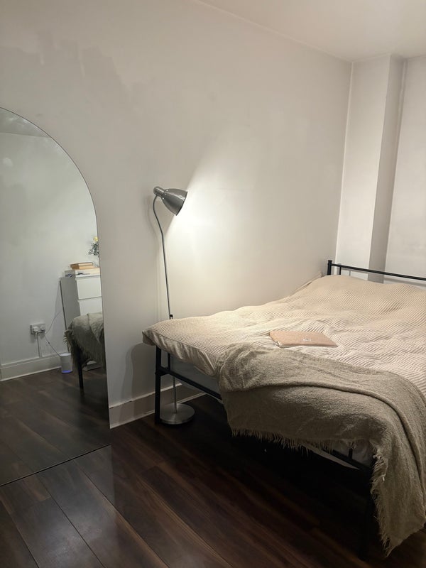 Room Wenlock Road in Greater London