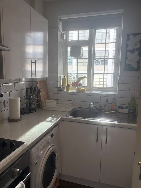 Room Wenlock Road in Greater London