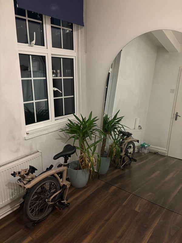 Room Wenlock Road in Greater London