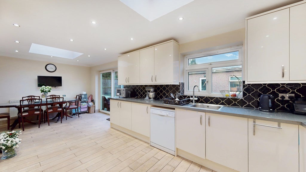 House Woodlands Avenue in Greater London