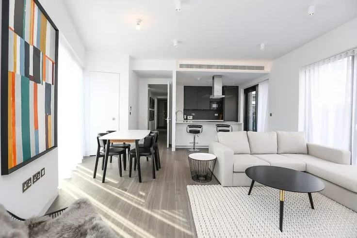 Flat Holywell Lane in Greater London