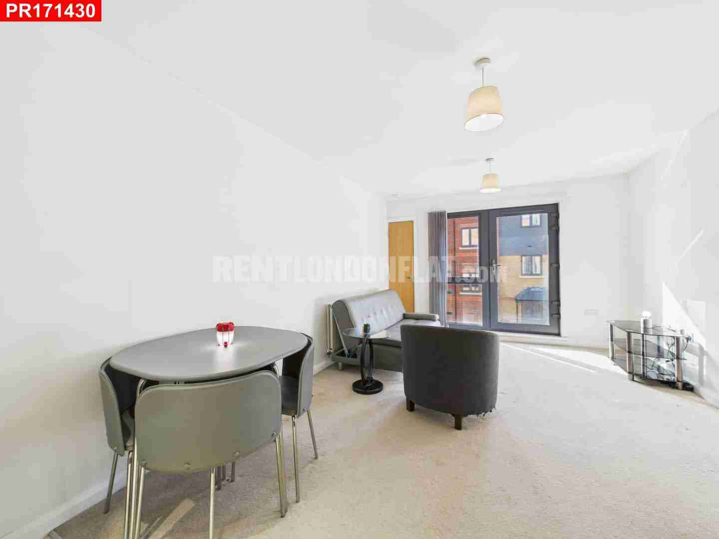 Flat Warwick Road in Greater London