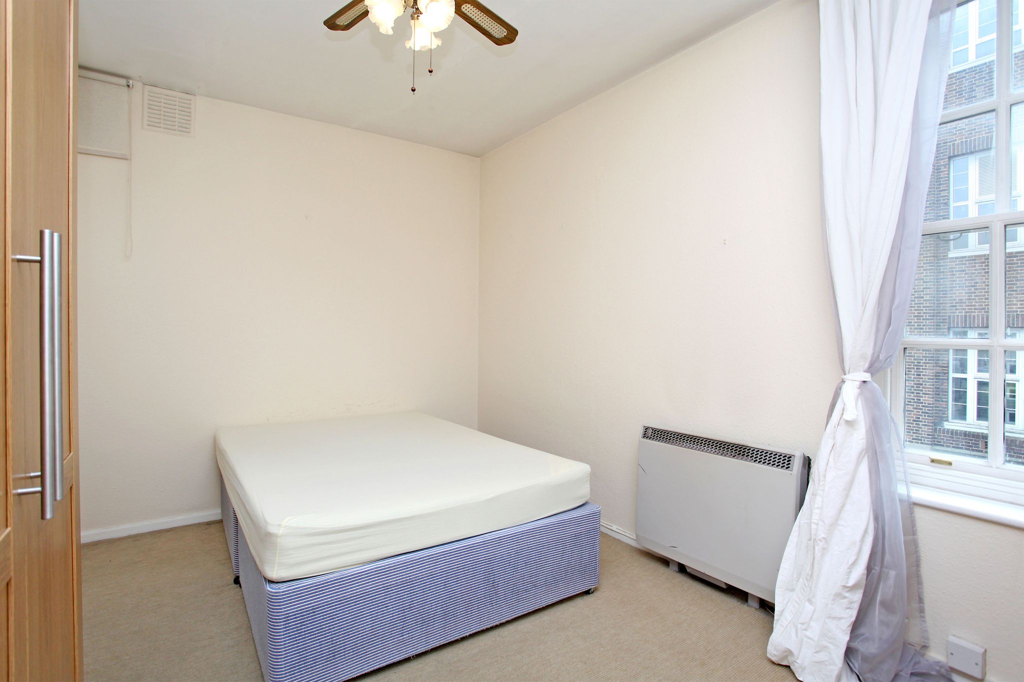 Flat Riverside Gardens in Greater London