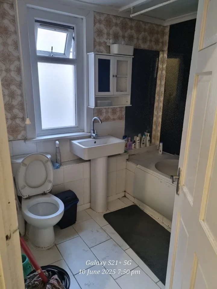 Room Heigham Road in Greater London