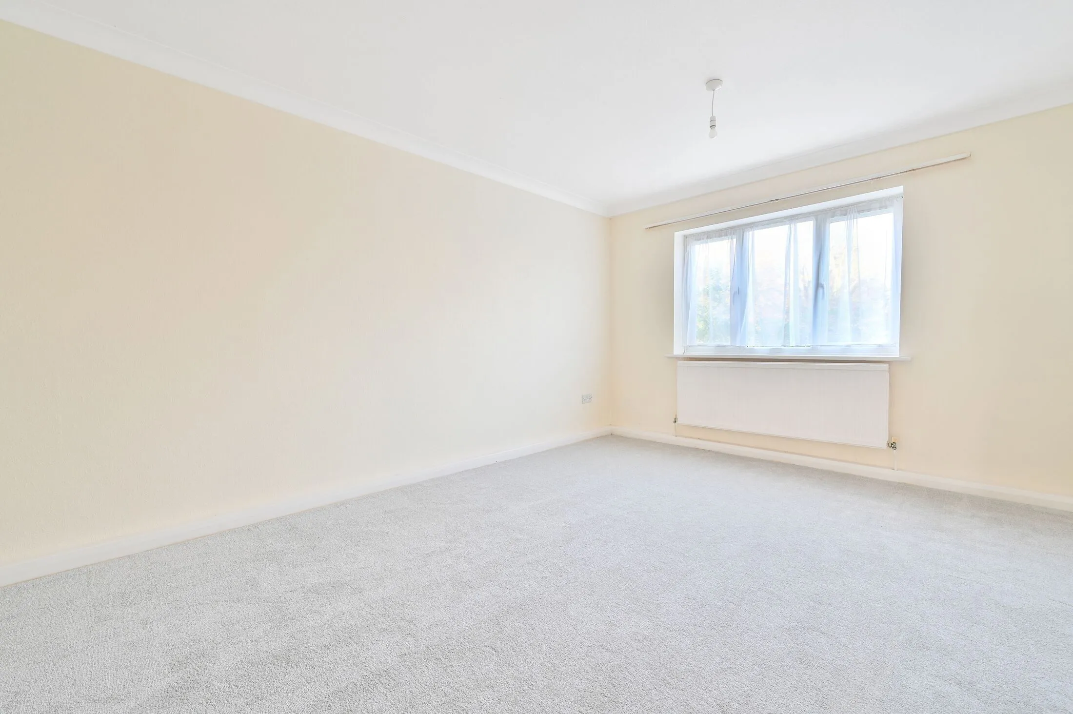 Flat Fairlands Avenue in Guildford