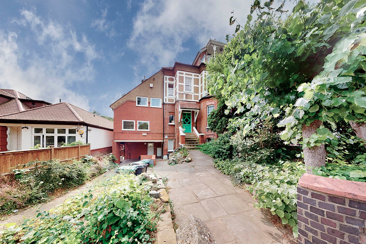 Flat Stanhope Road in Greater London
