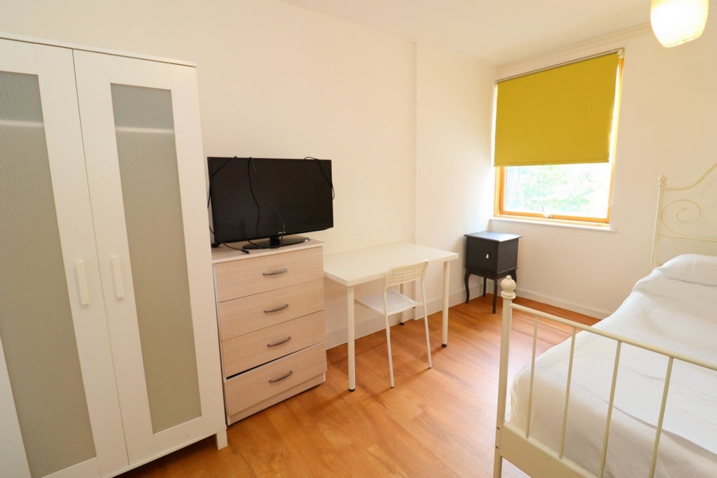 Room Globe Road in Greater London