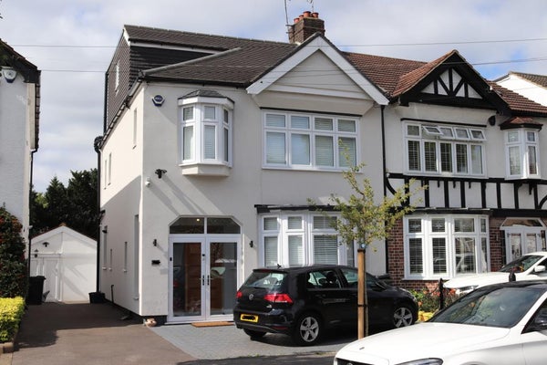 Flat Monkswood Gardens in London