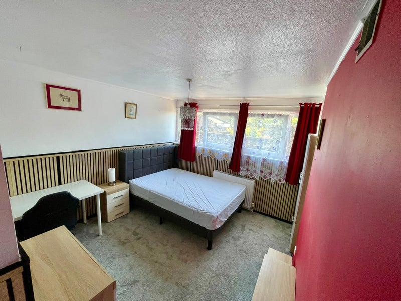 Room Leonardslee Court in Crawley