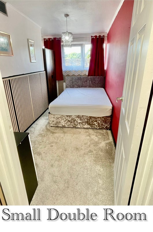 Room Leonardslee Court in Crawley