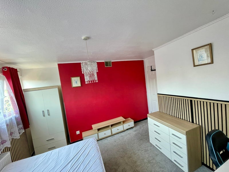 Room Leonardslee Court in Crawley