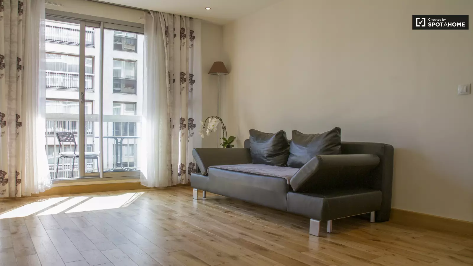 Flat Rue Franquet in Paris