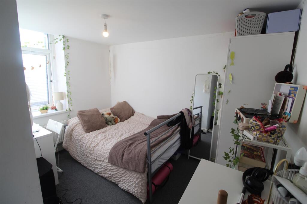 Flat Woodville Road in Cardiff